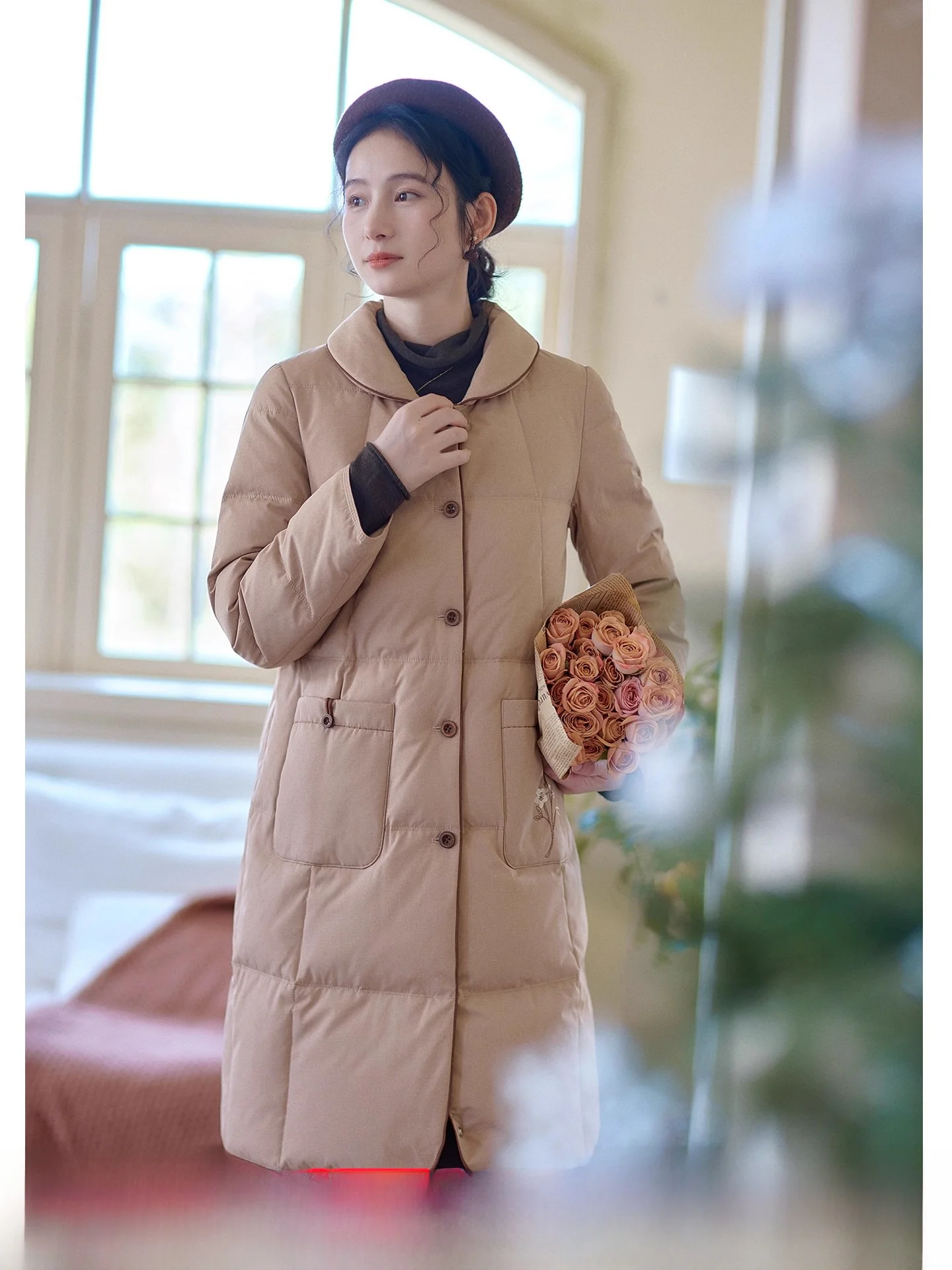 

Женское зимнее пальто средней длины цвета хаки с белым пуховым наполнителем: теплое, модное, художественное, стильное