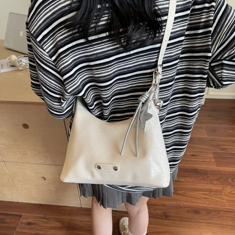 

Premium Luxury Vintage Leather Handbag For Casual Women Leisure With Solid Color And Large Capacity