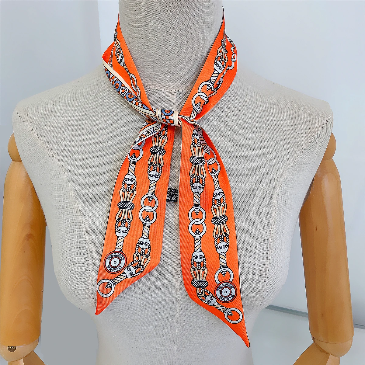 2024 Design Scarf Women Luxury Brand Silk Scarf Fashion Button Foulard Skinny Bag Scarves Hair Headband Neckerchief