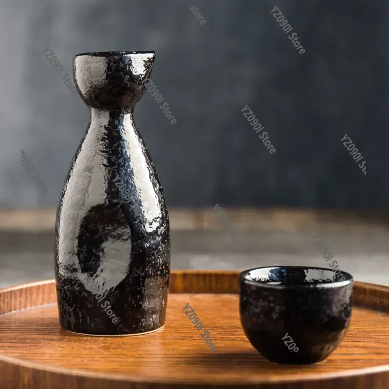 

Японский/Корейский керамический набор для саке: винтажные черные рюмки и бутылка для бара и дома