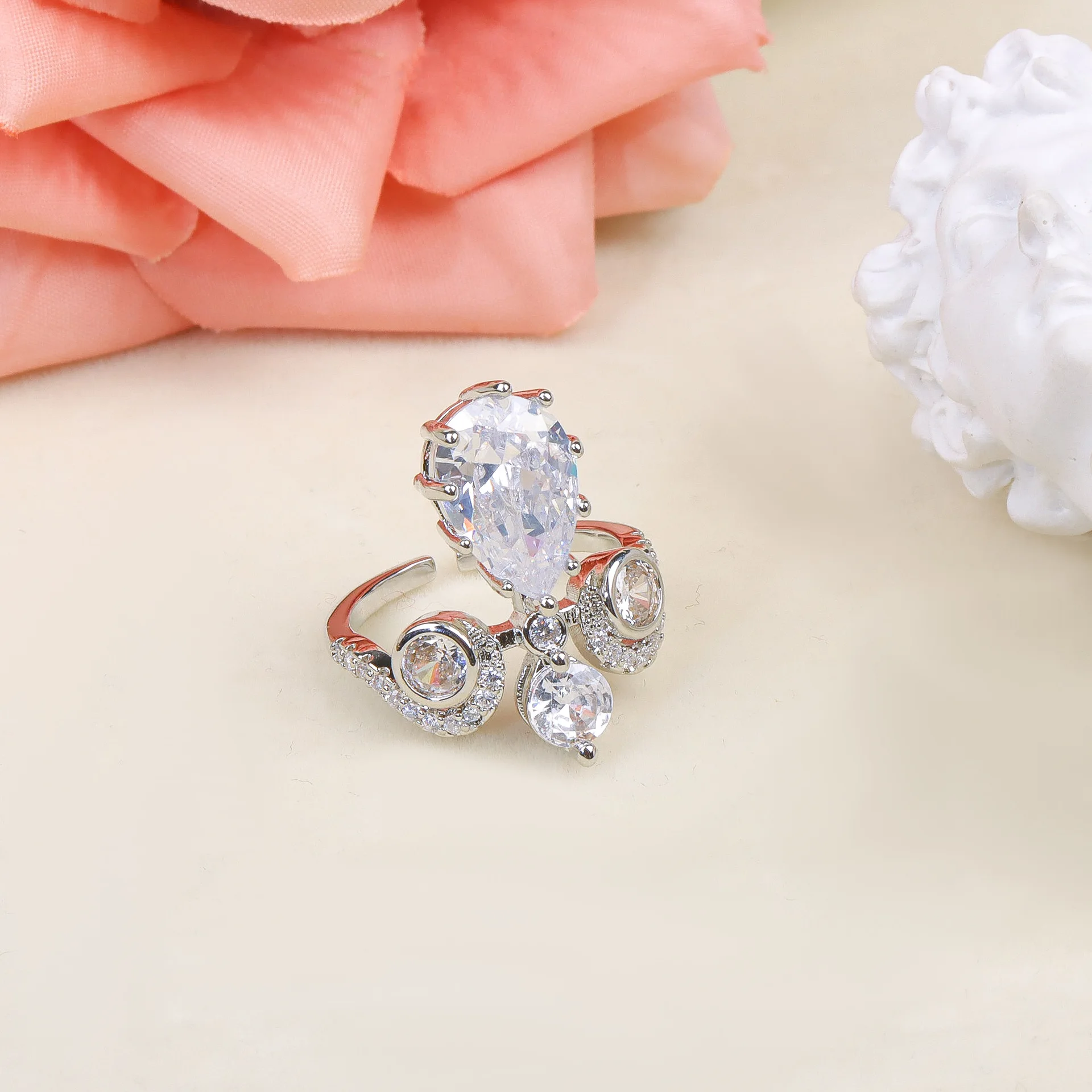 

Fashion Water Drop Zircon Ring for Women Luxury Copper Lock Design Adjustable Opening Ring