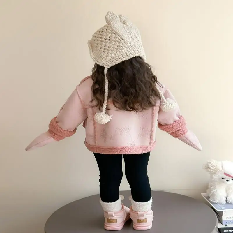 معطف شتوي للفتيات مع موضة مخملية قطعة واحدة سترة صوفية سميكة دافئة ملابس أطفال سترة أنيقة 2025 ملابس جديدة