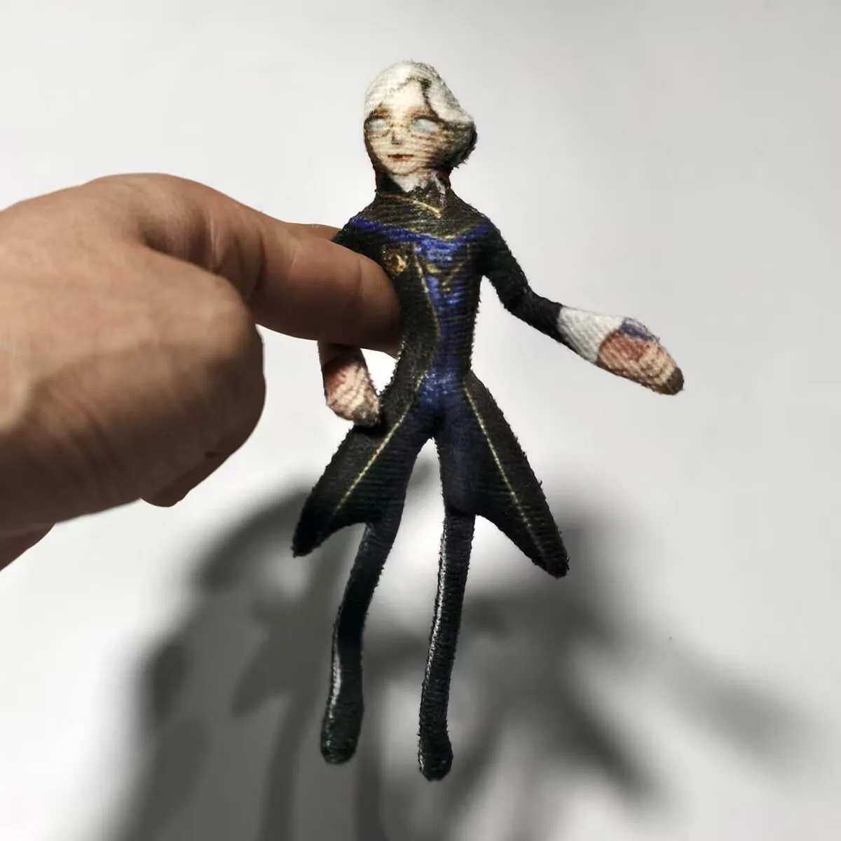 Nuova statuina rifinita "Identity V" ultrasottile da 15 centimetri: astratta, senza bordi bianchi, con un scheletro, può essere modellata liberamente