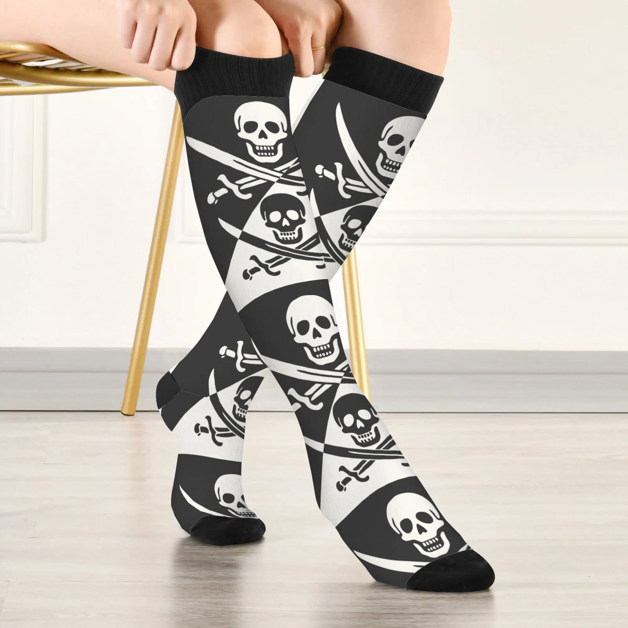 

Острые носки до колена с пиратским черепом, черно-белая шахматная доска с черепом и перекрещенными мечами, жирные для прогулок на фестиваль пиратов