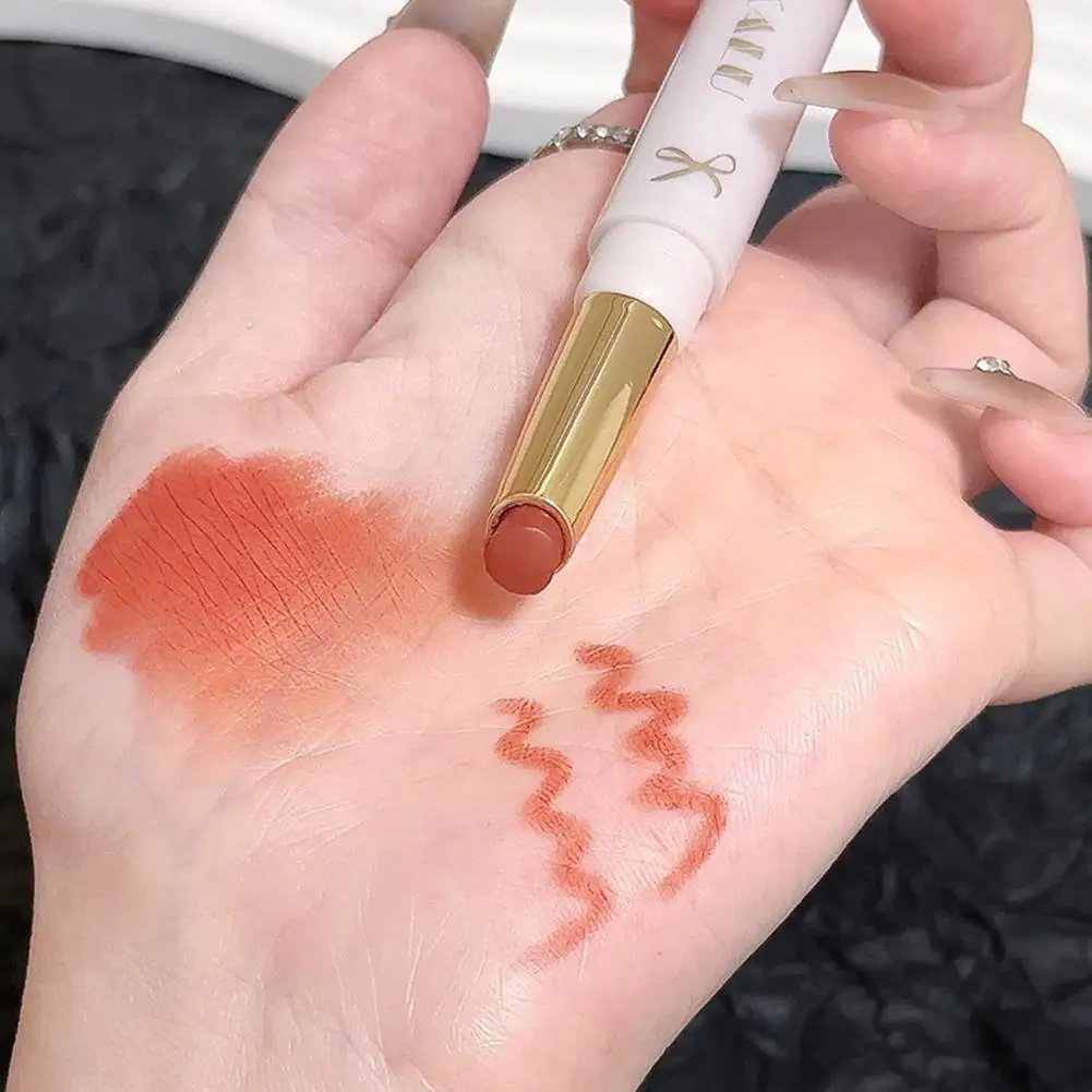 Dwustronny konturówka do ust i płynny szminka w pisaku, miękki aksamitny mat, wodoodporny, odporny na rozmazywanie, długotrwały makijaż ust.