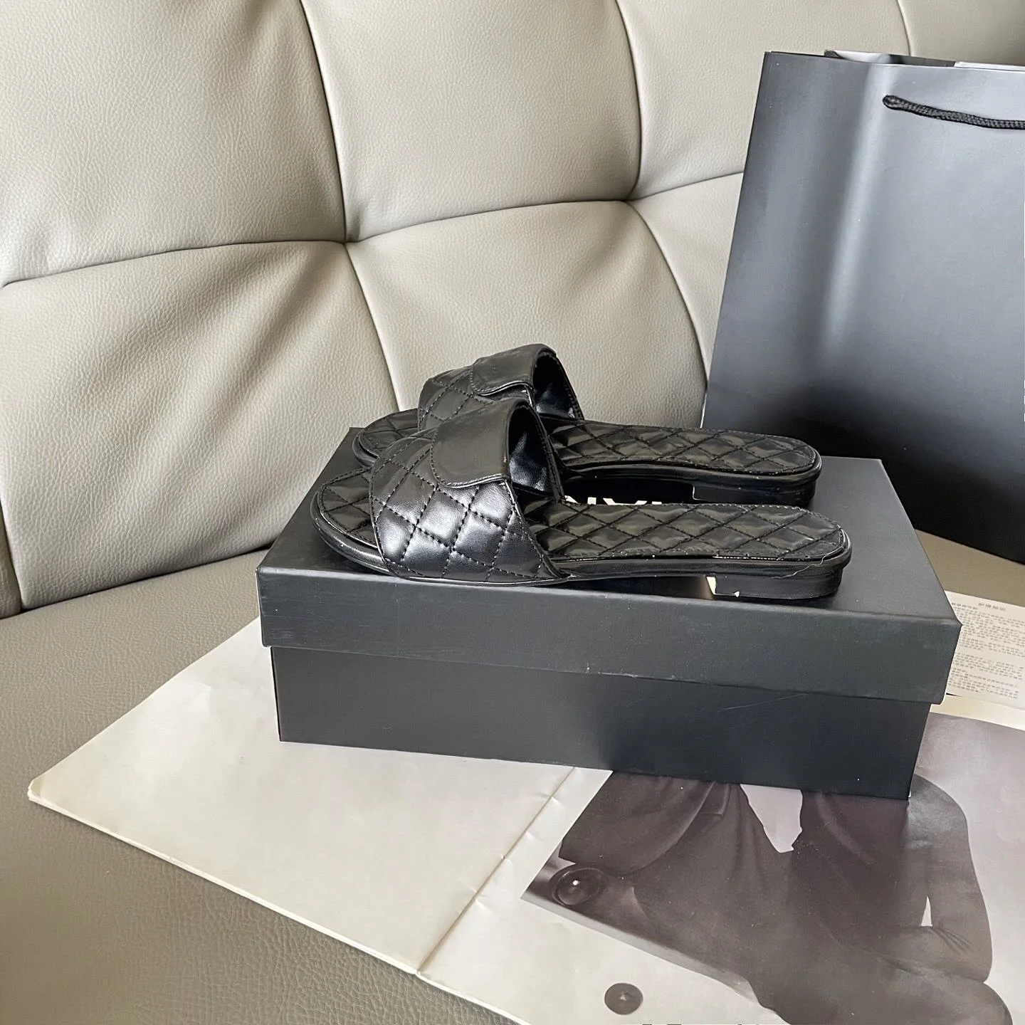 Damen Schwarze Gesteppte Diamant-Gitter-Sandalen mit Klappendekor, Flache Offene Zehenpartie, Slip-On-Mules, Luxuriöse Sommer-Pantoffeln