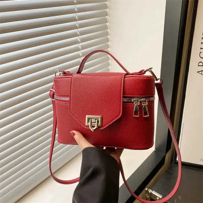 

Модные красные универсальные маленькие квадратные сумки, новые летние сумки на одно плечо, шикарная мини-сумка через плечо с двойной молнией из искусственной кожи, сумка для мобильного телефона