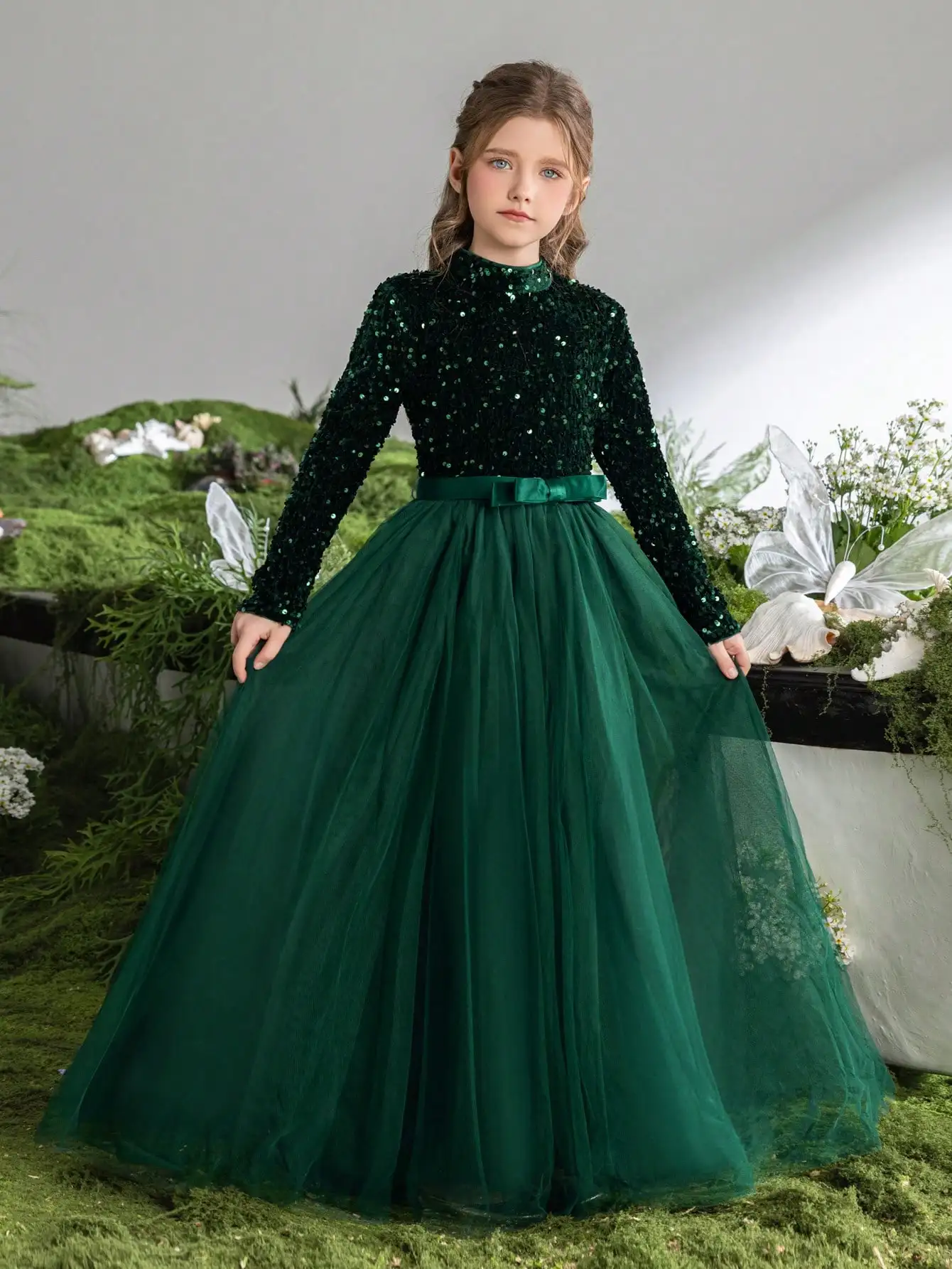 Elegante vestido de princesa de tul con cuello alto y manga larga para niña con silueta estructurada