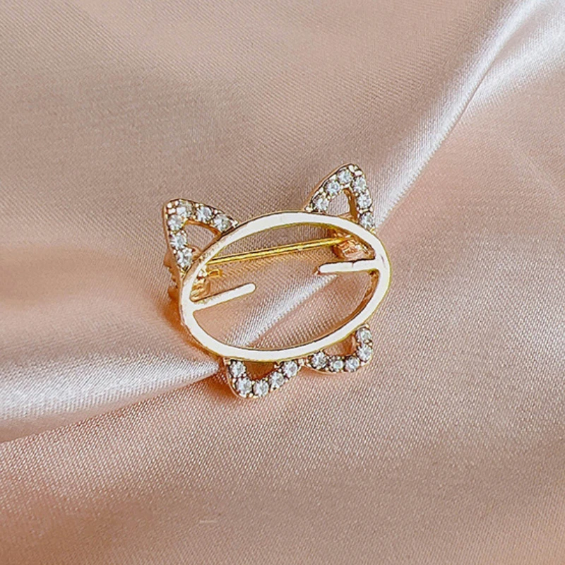 Cute Cartoon Hollow Cat Brooches Exquisite Kitten Crystal Lapel Pin Collar Button Party Dress Collar Buckle