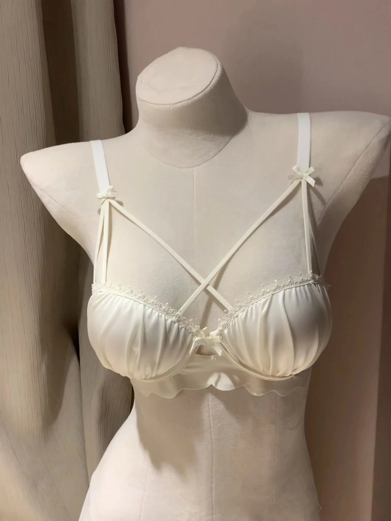 

Sexy Pure Desire Satin Backless Bra Women's No Steel Ring Small Chest Gathered Look Big Lace Cross Shoulder Strap Bra