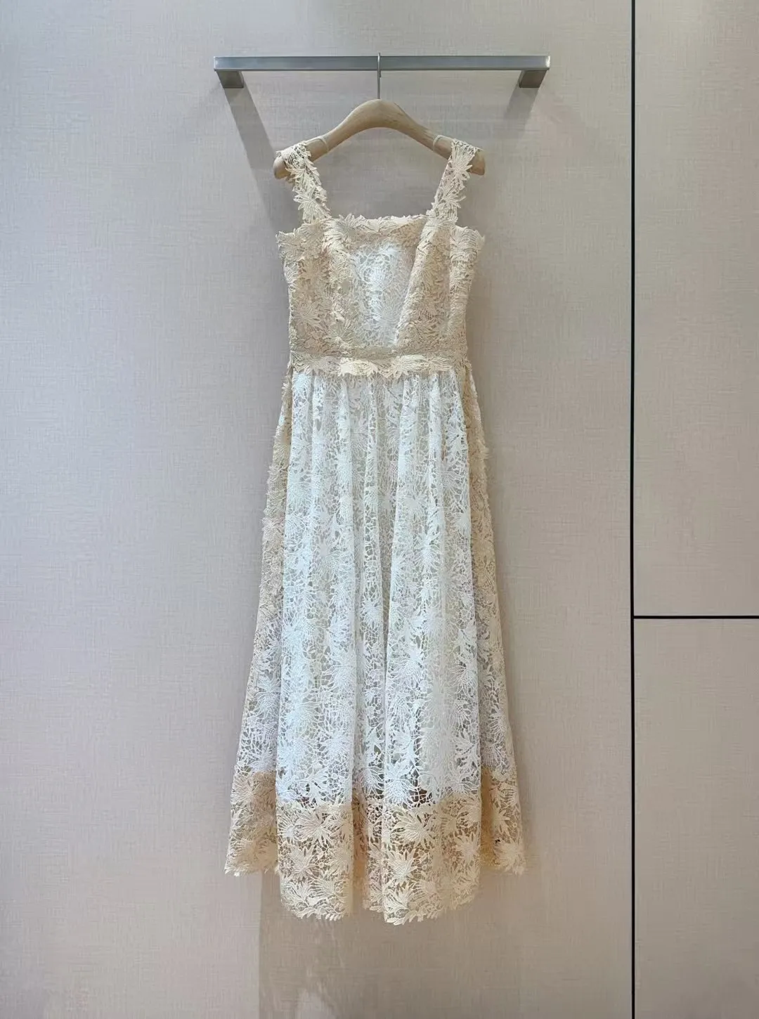 

Early spring new women's hollowed out embroidered dress