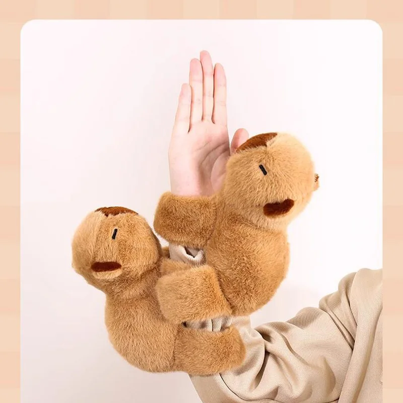 カピバラぬいぐるみ スナップブレスレットと翼付き 柔らかいぬいぐるみ 車内装飾 バックパック ハンドバッグ ギフト