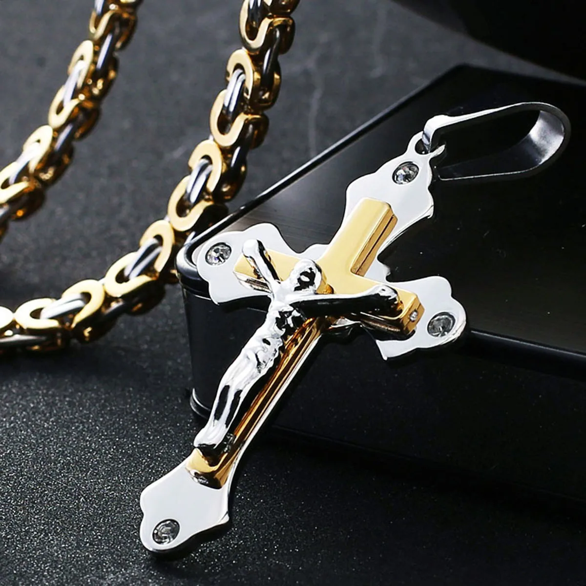 Christliches Kruzifix Jesus Kreuz Anhänger Halskette mit Kristall Langlebige byzantinische Gliederkette Halsketten Taufe Schmuck für Männer