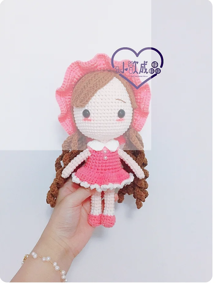 

Маленькая Красная Шапочка, кукла ручной работы из шерсти, связанная крючком своими руками. Готовый продукт в высоту около 22 см.