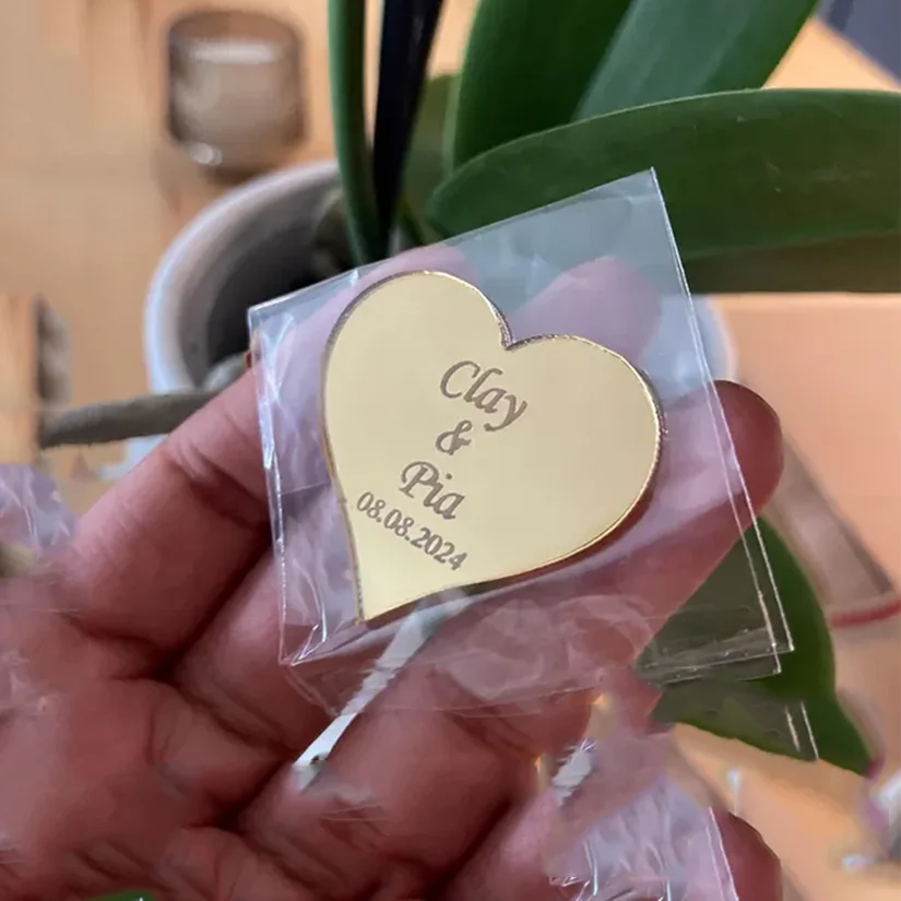Baby Clothing Tags - アクリル製のパーソナライズされた愛の心のタグ,20個,50個,100個,結婚披露宴のギフト,装飾,ベビーシャワー