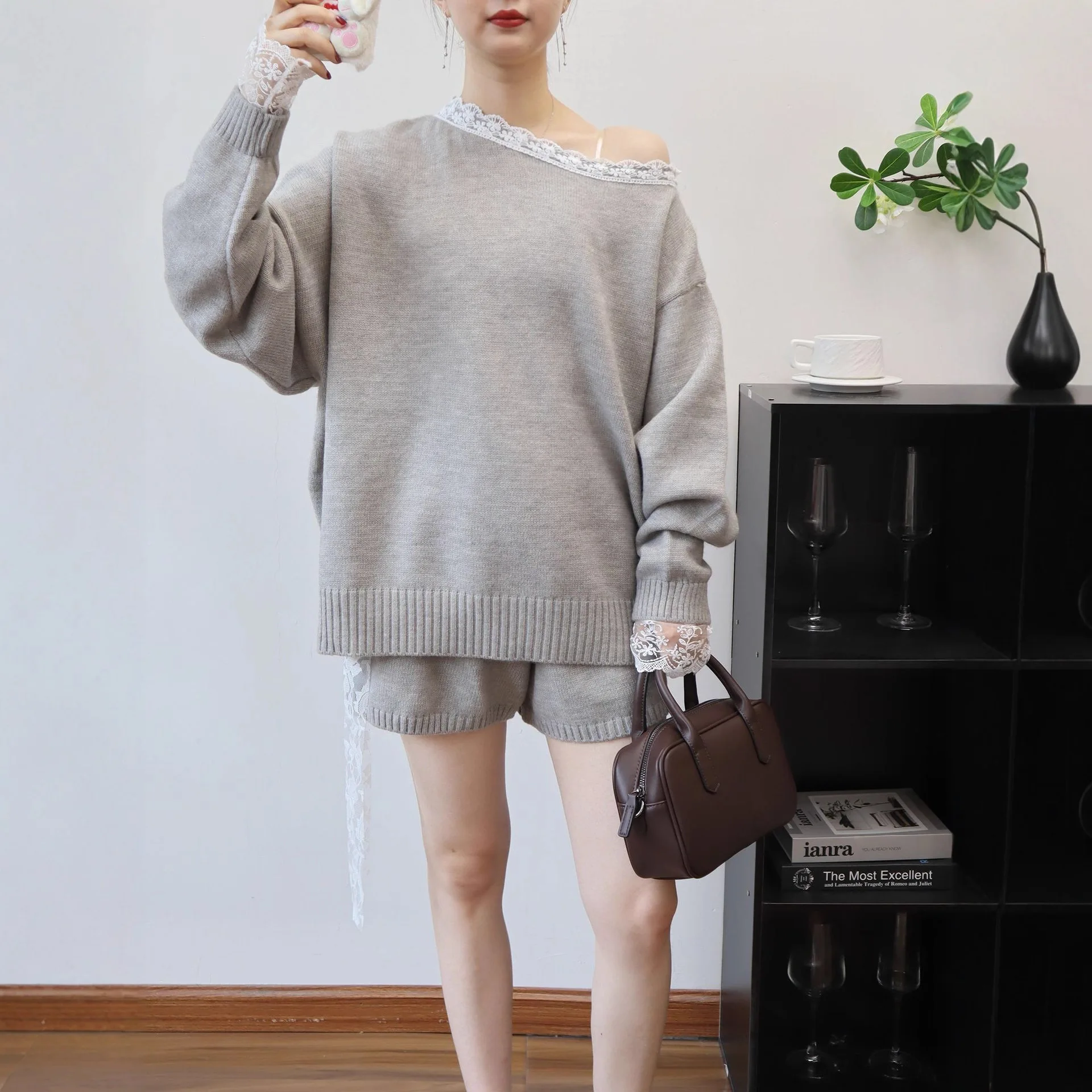 

Two Pieces Women Short Sets Knitted Pants Set Lace Skew Collar Pullover Sweater Mini Lenth Pant Office Lady Casual 2025 Autumn