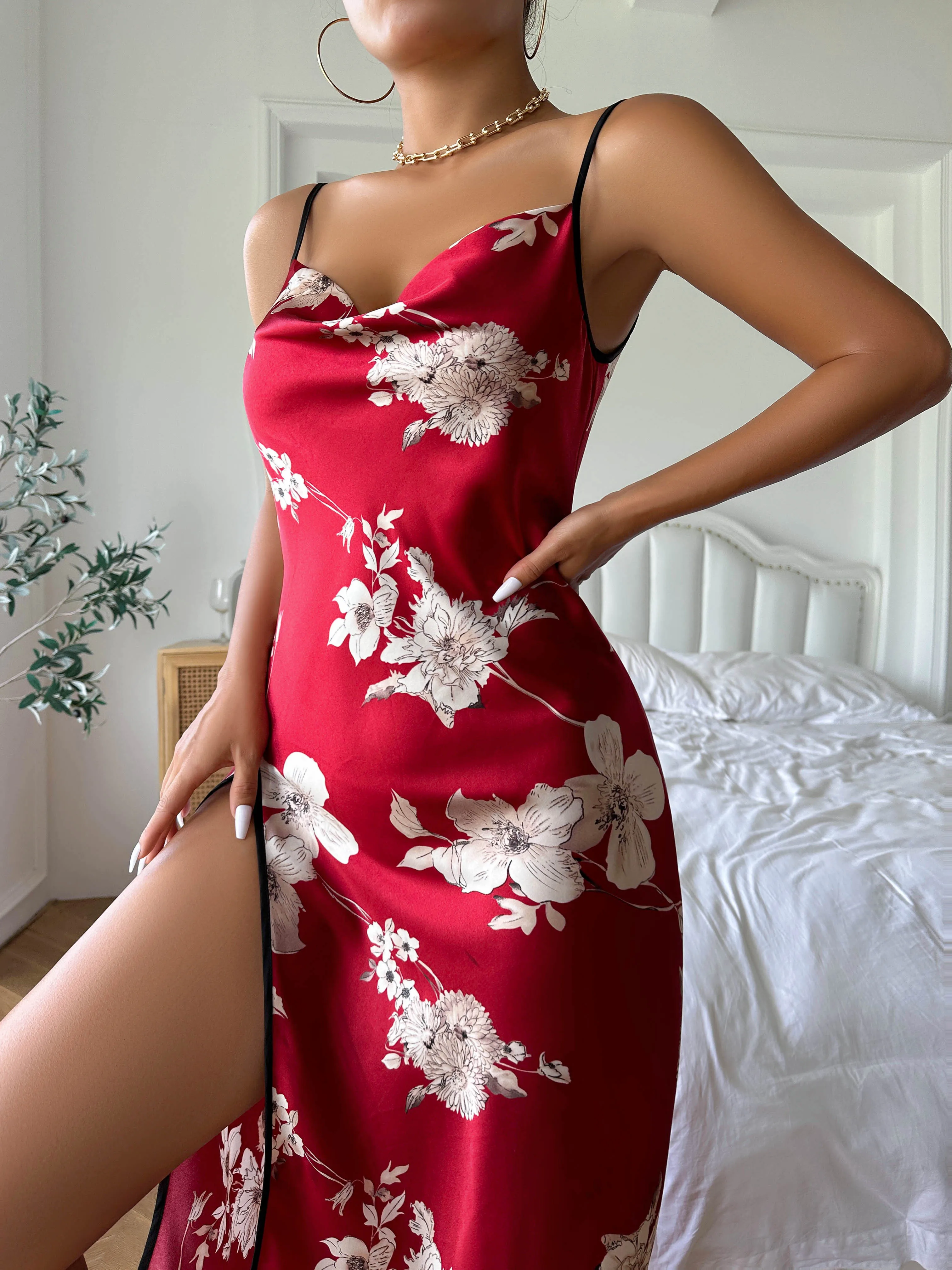 Vestido de verano fino y transpirable para mujer, pijama Sexy con estampado de flores rojas, camisón dividido en la espalda, seda de hielo