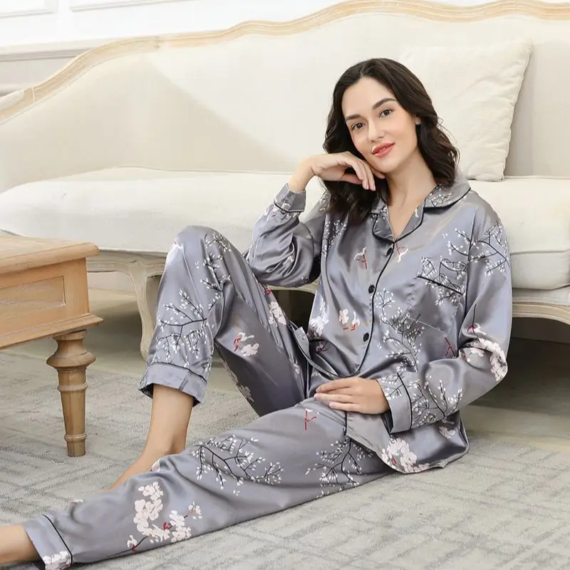 Herbst lässiger Pyjama mit simuliertem Seiden satin und Blumenmustern für Damen-Cardigan-Revers mit langen Ärmeln