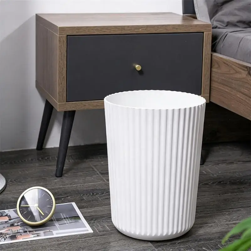 

Небольшой полосатый мусорный бак для домашнего офиса, кухни, ванной комнаты из прочного пластика и легко чистится для небольшой