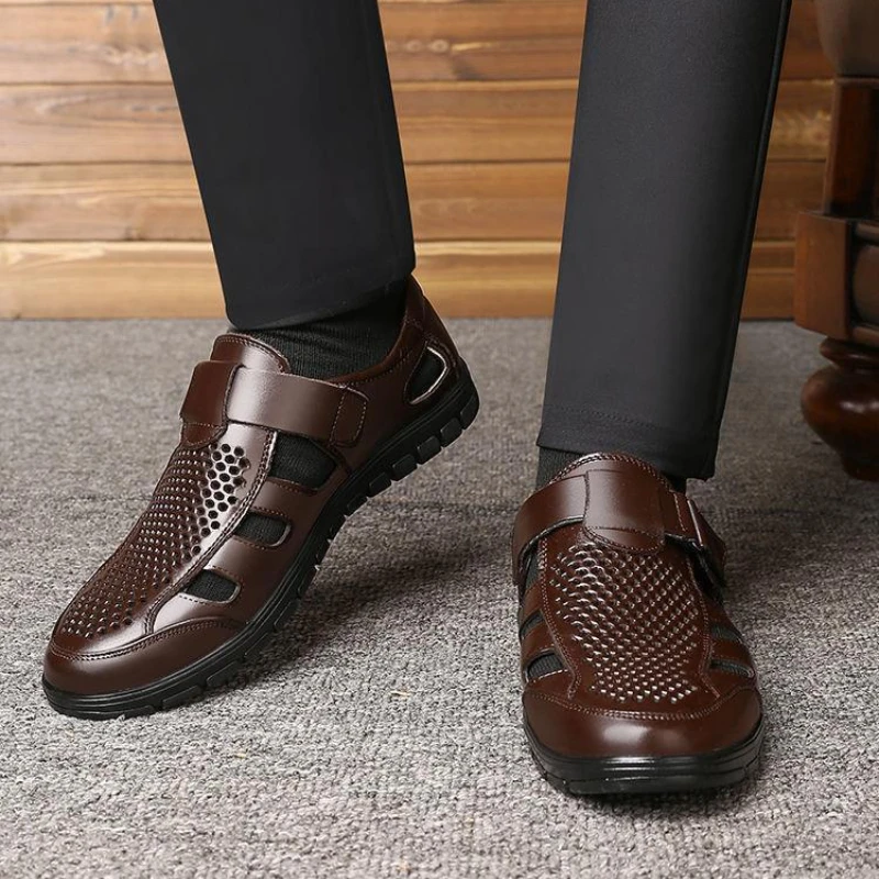 Sandálias de couro genuíno masculino, sapatos casuais de negócios de luxo, sapatos de trabalho antiderrapantes ocos, confortáveis, novos, verão