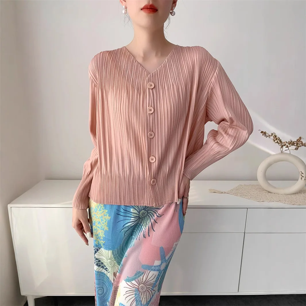 Miyake สไตล์จีบผู้หญิง 2025 ใหม่สีทึบ V คอยาวแขนยาว Single-breasted หลวมและ Elegant Sun Protection เสื้อสเวตเตอร์ถัก