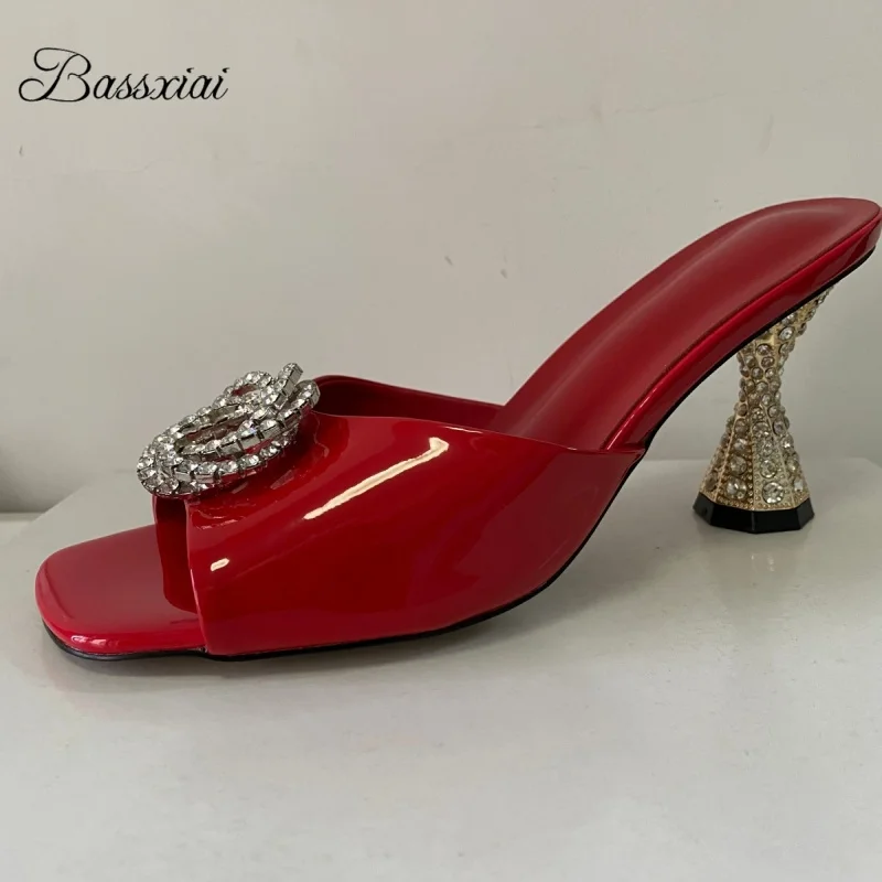 صنادل نسائية بكعب غريب مزخرفة بالكريستال مع إبزيم من حجر الراين وأحذية خفيفة صيفية للبغال أحذية عصرية للفتيات