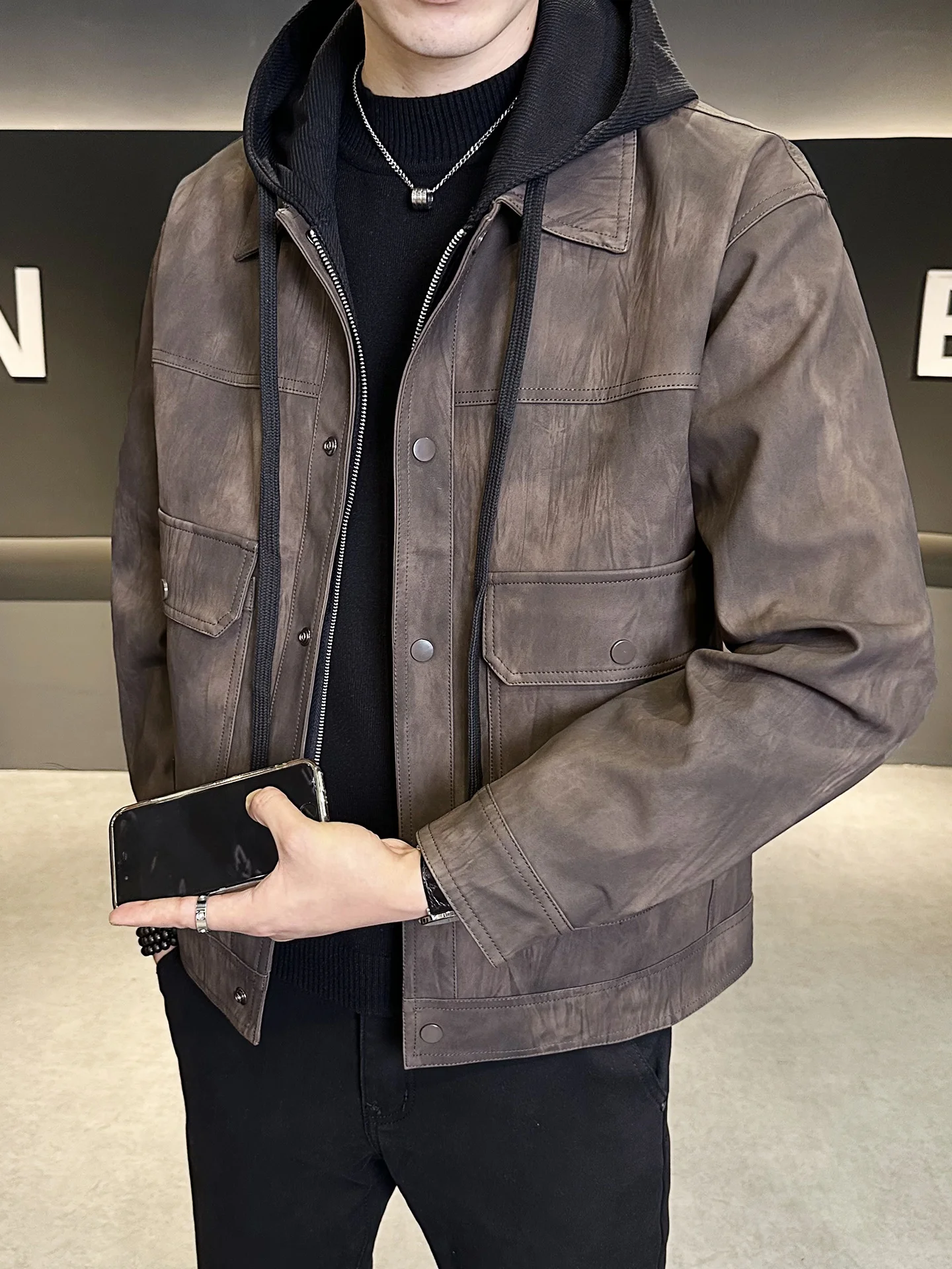 เสื้อโค้ทหนังผู้ชายแบบมีฮู้ด ถอดแยกชิ้นได้ ดีไซน์สองชิ้นในตัวเดียว สไตล์เทรนดี้ แฟชั่นลำลอง ฤดูใบไม้ผลิ ฤดูใบไม้ร่วง หนัง PU