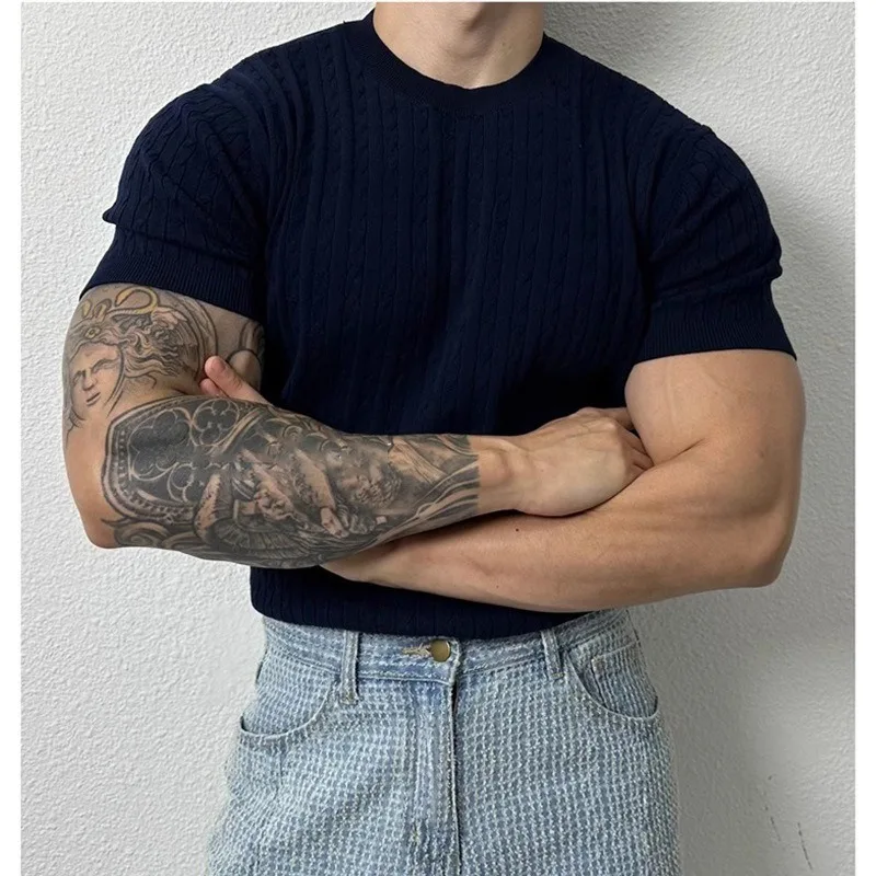 Letni cienki sweter z dzianiny z okrągłym dekoltem i krótkim rękawem Męski luźny trend Wszechstronny elastyczny T-shirt — zdjęcie 5