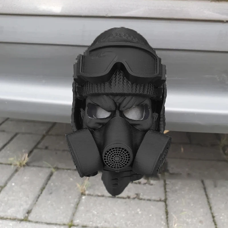 Osłona zaczepu przyczepy z stalową hełmą i maską gazową, drukowana w 3D, zapobiega rdzewieniu rury odbiorczej.