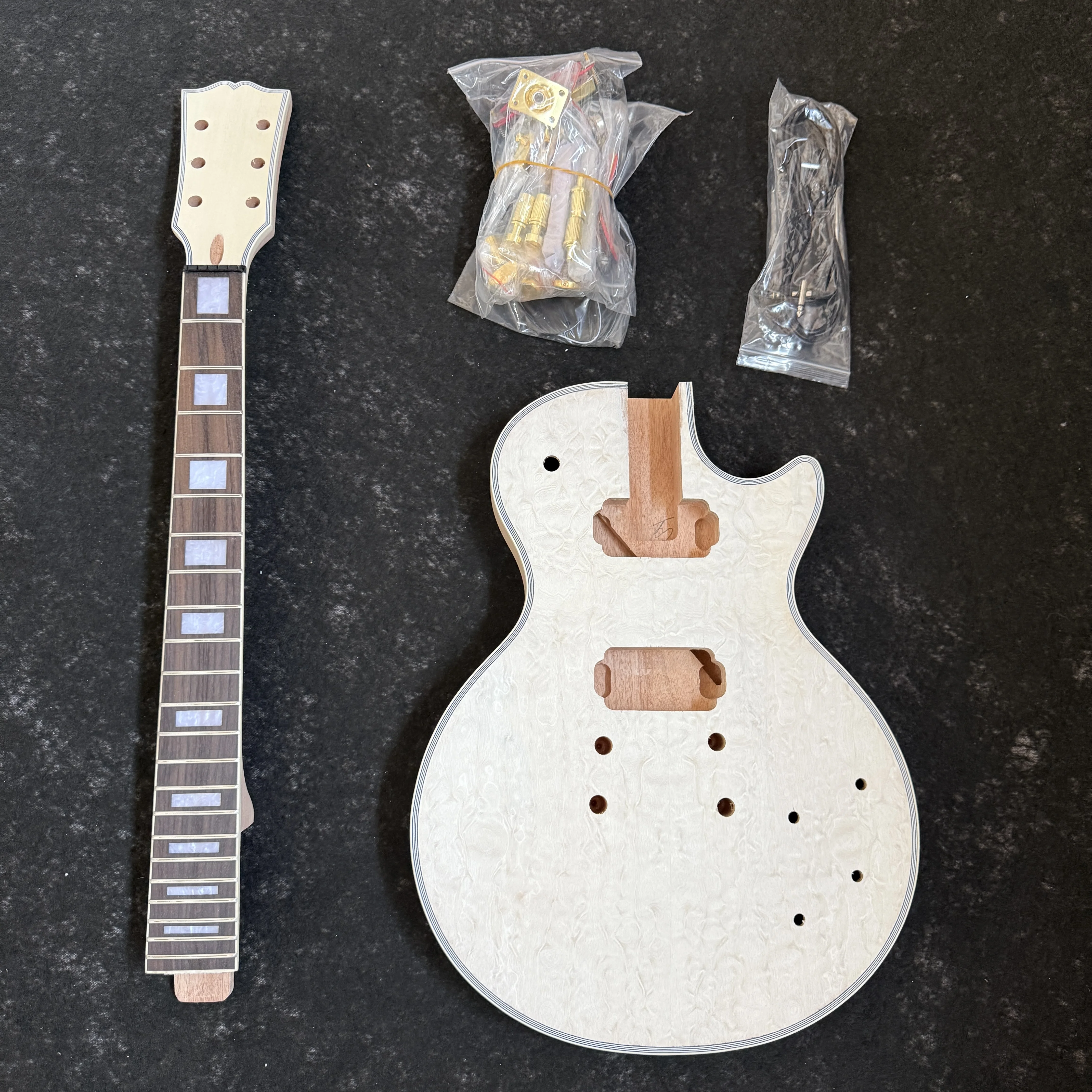 2016 Hot LP00S DIY Halbfertige E-Gitarre für Anfänger Mahagoni-Korpus Selbstbau-Set mit Zubehör Kostenloser Versand Unisex
