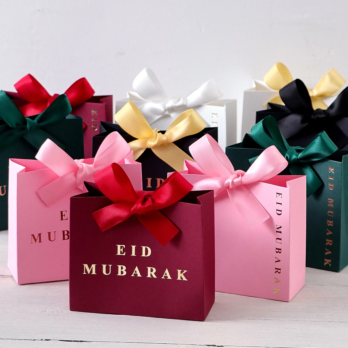 Esta caja de regalo de Eid de 5 piezas está decorada con lazos de cinta y un exquisito embalaje de papel, perfecta para fiestas navideñas, y puede contener dulces, galletas, joyas y más. Varios estilos disponibles (Negro, Rosa, Blanco, Verde, Rojo). Esta Caja de Regalo Reutilizable para Ramadán es la Elección Ideal para Celebrar las Festividades con la Familia y los Amigos, Eid Al-Fitr y Otras Ocasiones Islámicas Especiales