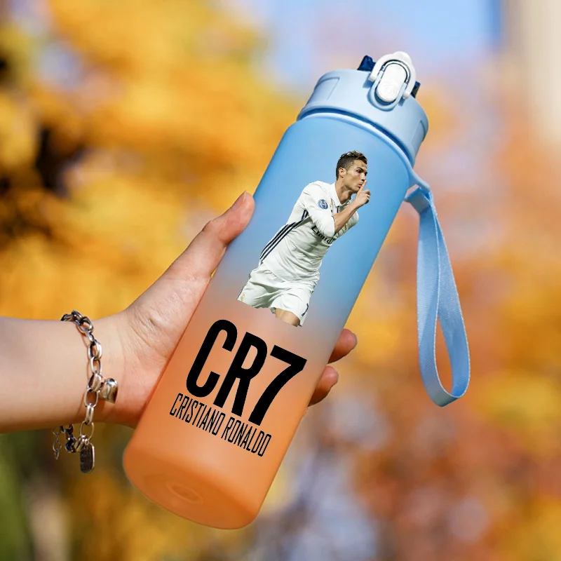 Bouteille d'eau sportive CR7 de 750 ml, motif de dessin animé du footballeur Ronaldo, gourde à bouchon rabattable, grande capacité, tasse à boire portable pour le fitness