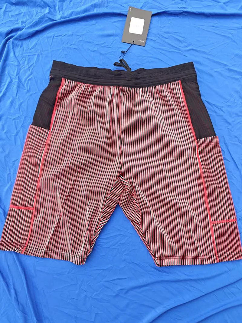 Herren-Laufshorts mit Taschen für Handy und Wasserflasche, Schnelltrocknende Athletische Kompressionsshorts, Rot Gestreifte Sportshorts – Detail 10