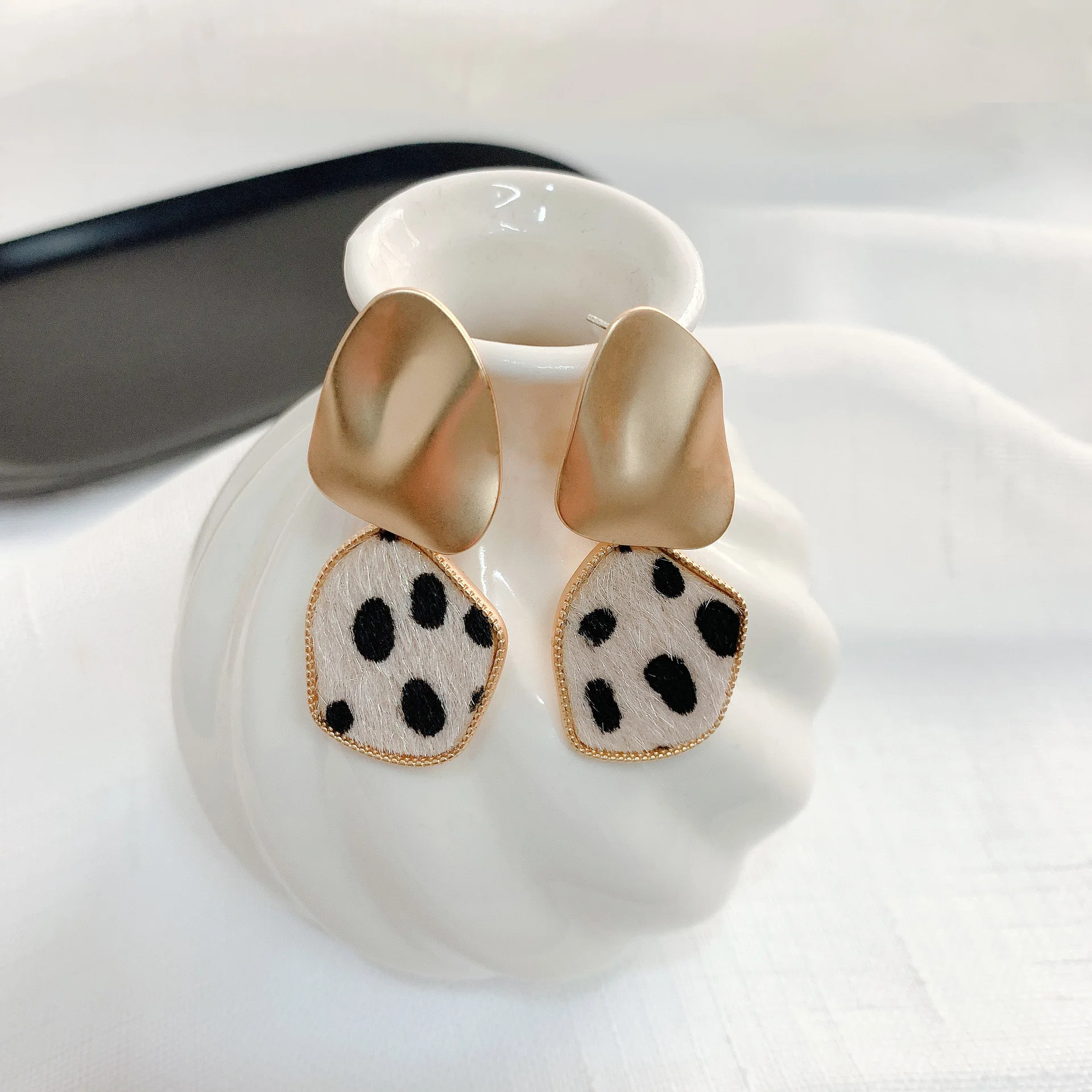Girl Leopard Earrings All-match Contrast Color Plush Eardrops Stitching Frosted Circle Geometric Earring Wholesale