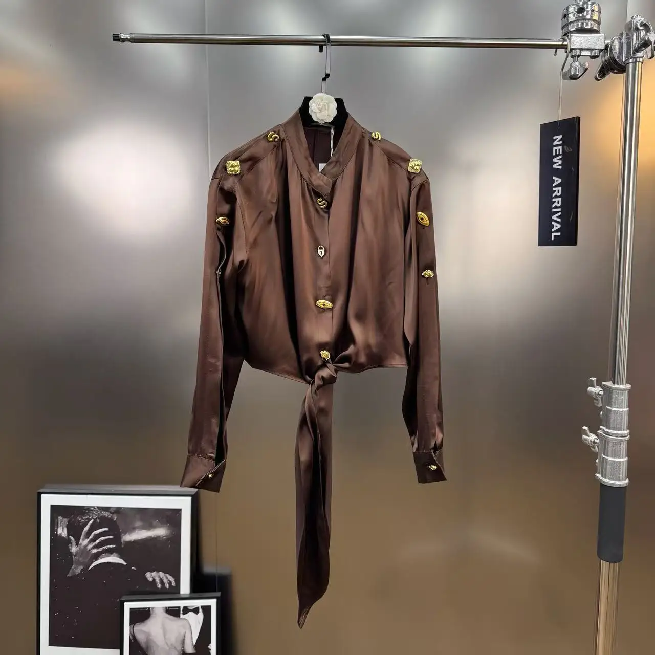 قميص فرنسي عتيق بقصة ضيقة لخريف 2025 قميص نسائي أنيق ملابس الشارع