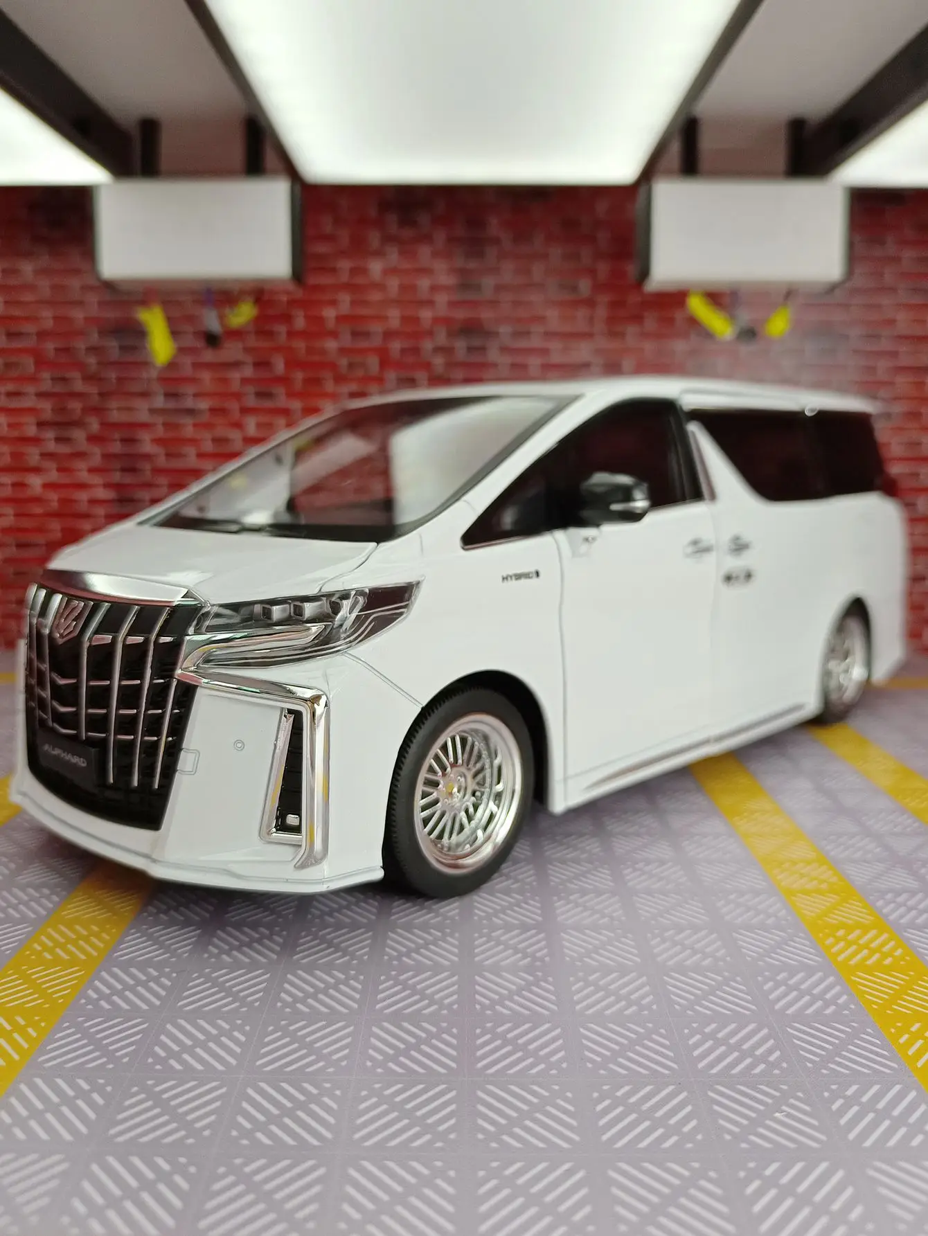 1: 18 Simulation 2023 Alphard Alloy Car Model MPV Luxury Business Vehicle Model Electric Door Opening Toy