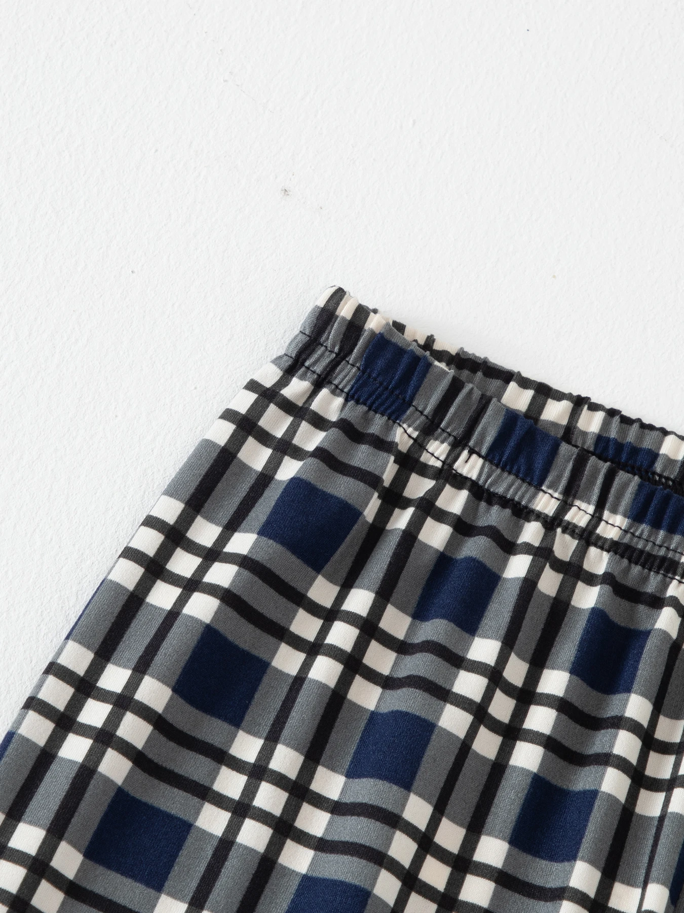 3-teiliges Set mit mehrfarbigen, karierten Kinderhosen für Jungen und Mädchen, bequeme und vielseitige Schlafbekleidung für zu Hause – Detail 12