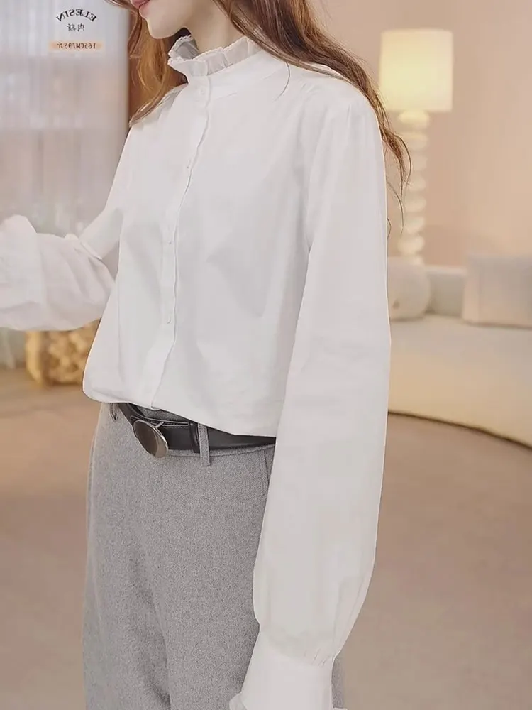 Elegancki, swobodny top z koronkowym kołnierzykiem, zapinany na jeden guzik, długi rękaw, idealny do pracy, modny, damski, wiosna 2025, marka Poetic Lin, luźny krój.