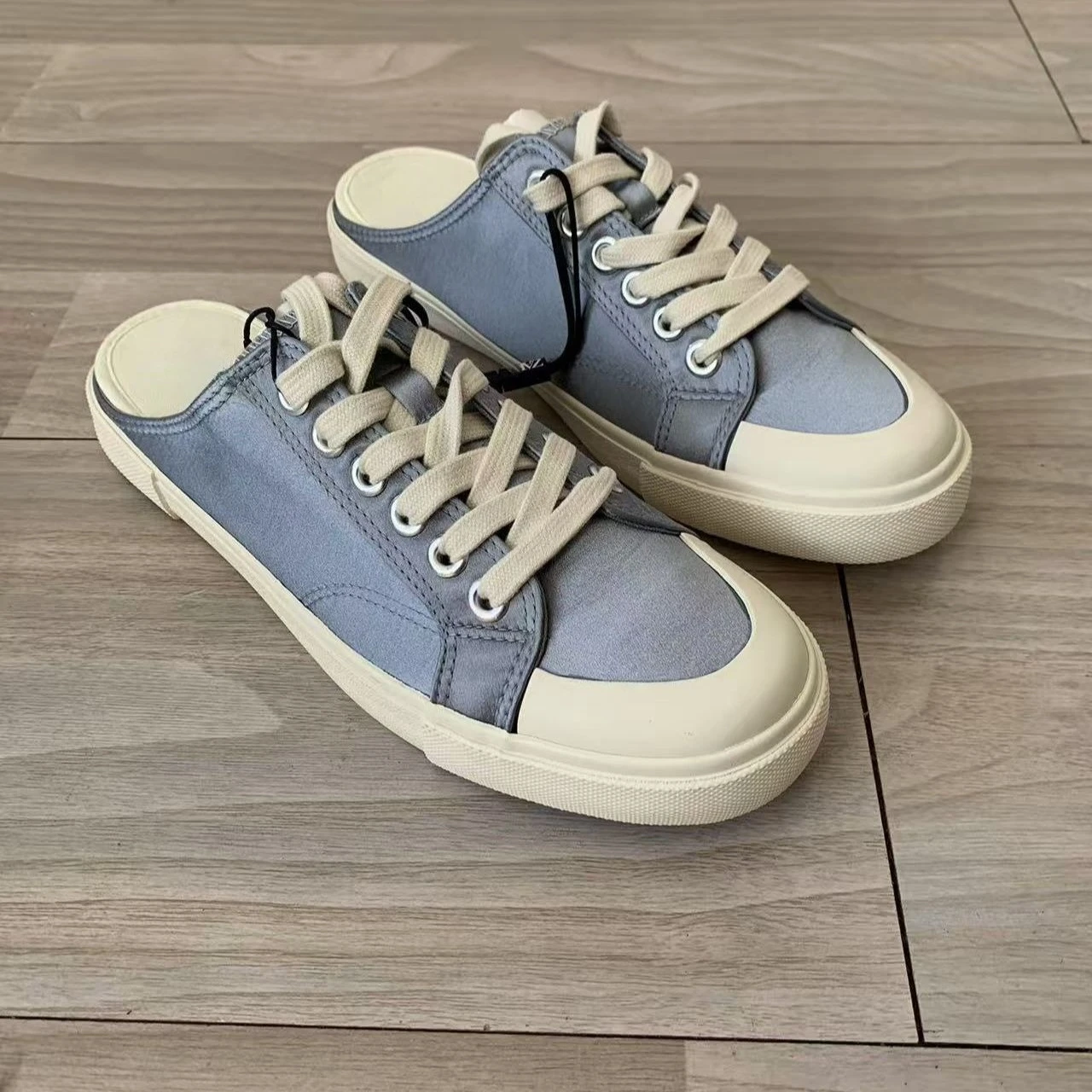 

2026 new casual women's half slippers with light blue toe cap and empty back, flat bottomed lazy canvas shoes