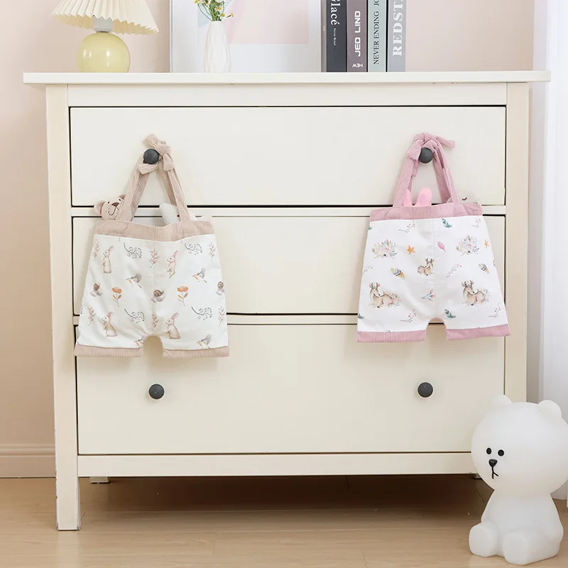 新しい漫画柄ベビーベッド吊り下げ収納バッグ、柔らかいコーデュロイ製ベビーベッドオーガナイザー、ベビーおむつ、哺乳瓶、おもちゃ用の複数のポケット付き