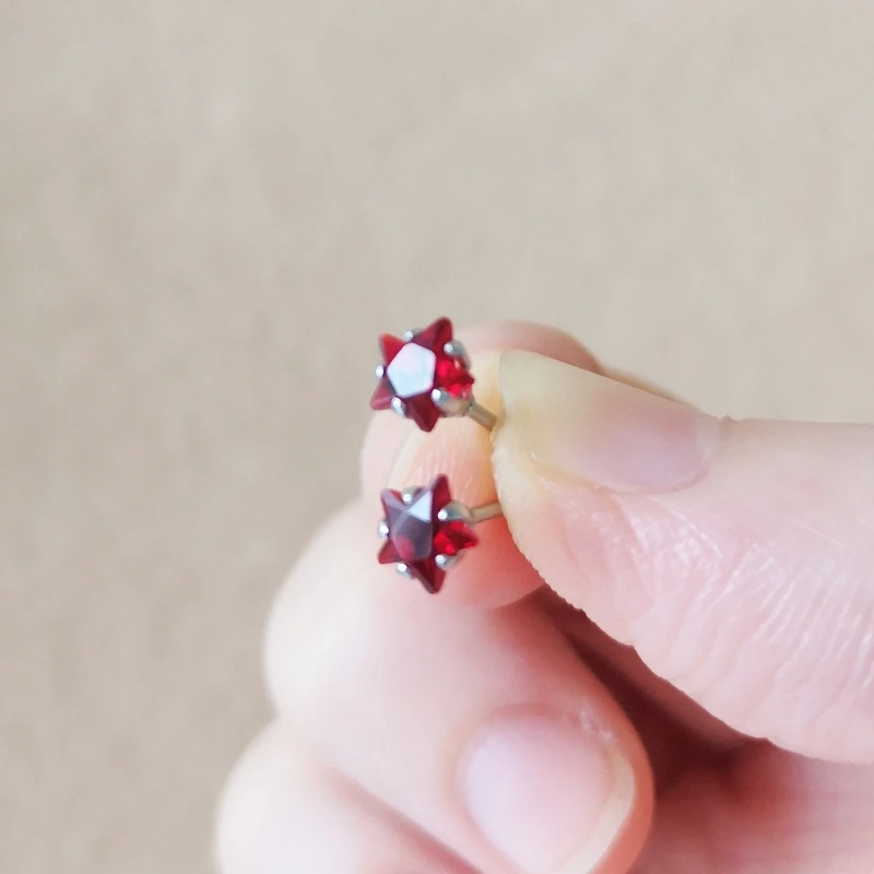 Ein Set 5 mm rote sternförmige Glas-Ohrstecker mit Edelstahlnadel, kurzer Schmuck, keine Allergie – Detail 3