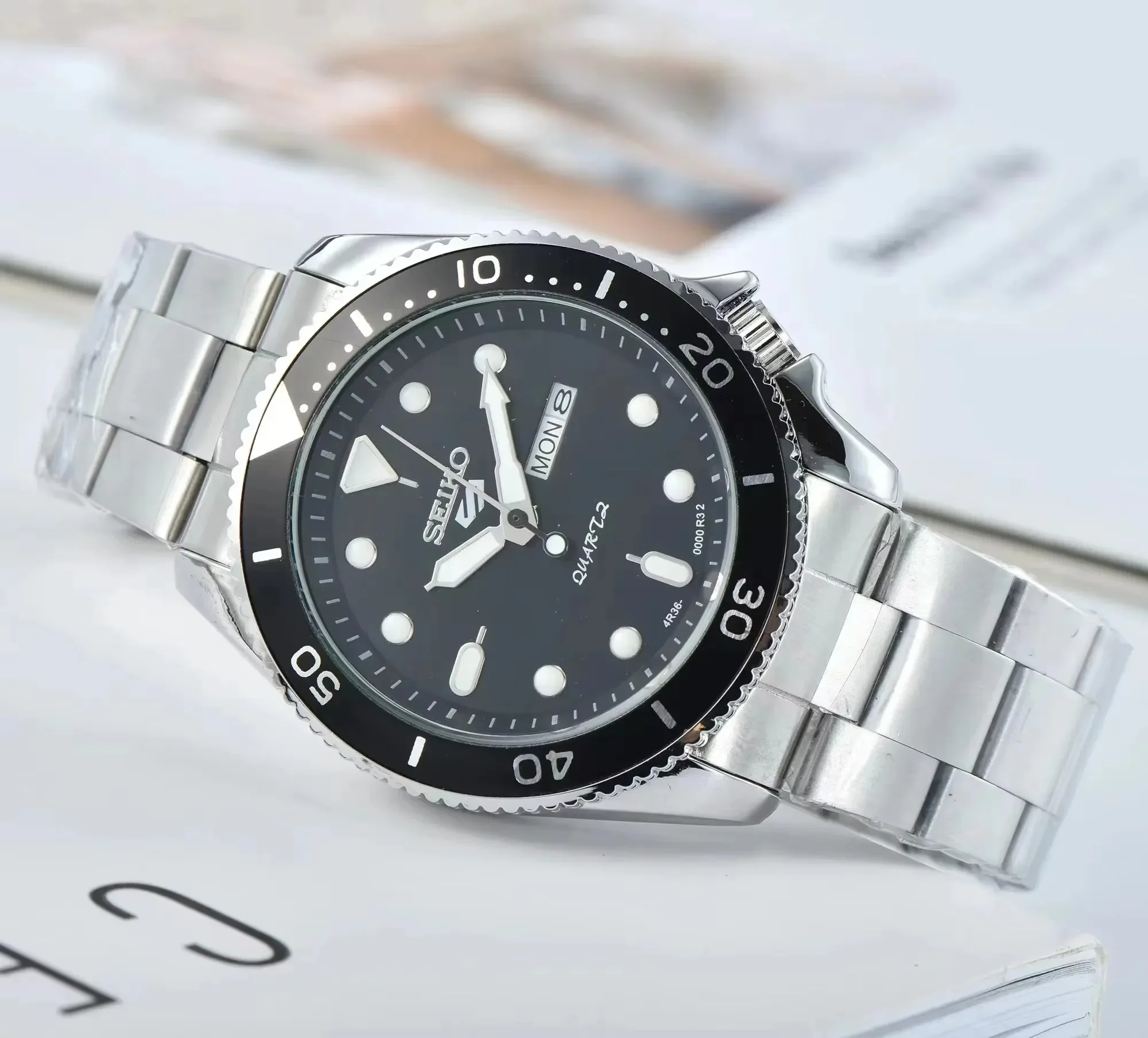 ساعة سيكو الرياضية كوارتز مقاومة للماء للرجال، مينا متعددة الوظائف وعلامات مضيئة، ستانلس ستيل أو حزام مطاطي.