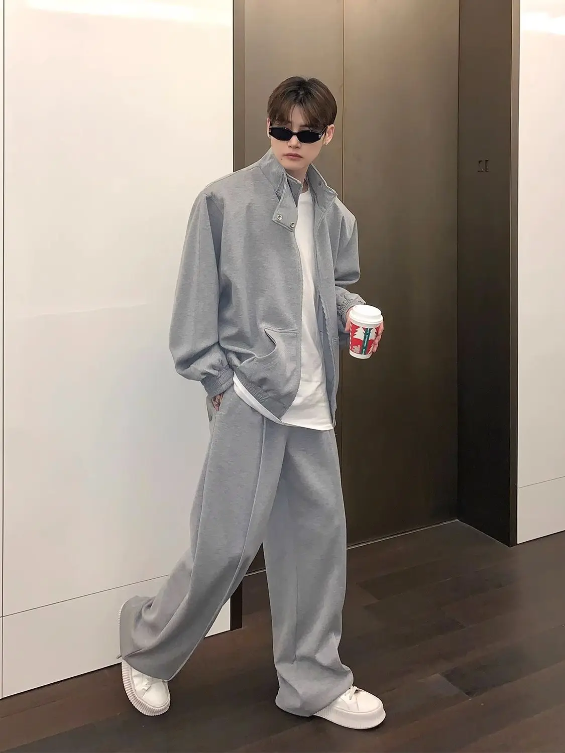 

Весенний мужской комплект с капюшоном и воротником-стойкой 2025 года — модная куртка на молнии в гонконгском стиле и спортивные штаны свободного кроя для повседневного спорта