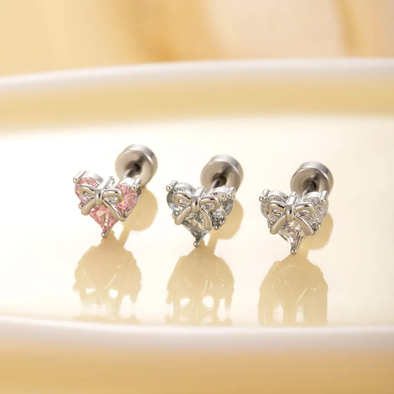 Boucles d'oreilles clous en titane hypoallergénique 20G avec zircon cubique en forme de cœur, bijoux de piercing empilables pour cartilage d'oreilles sensibles