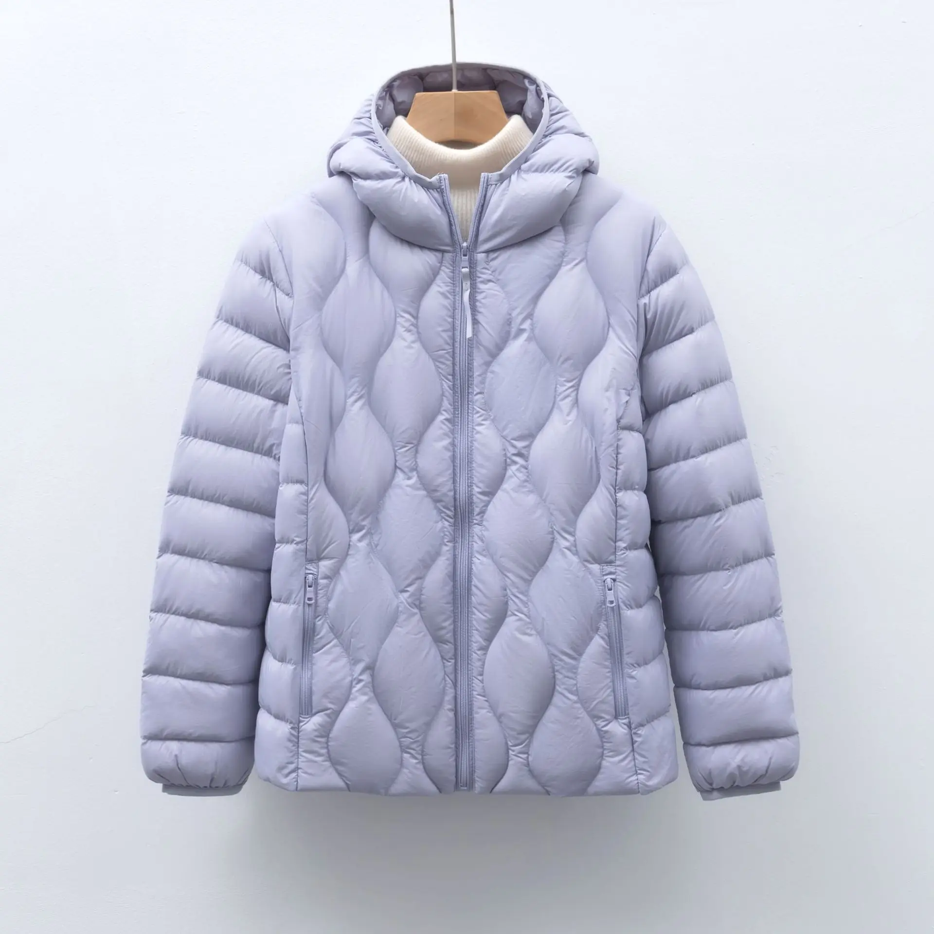 منتفخ بغطاء للرأس بتصميم مبطن مموج. مملوء بمعايير جديدة 90% للدفء خفيفة الوزن وأنيقة في الطقس البارد.