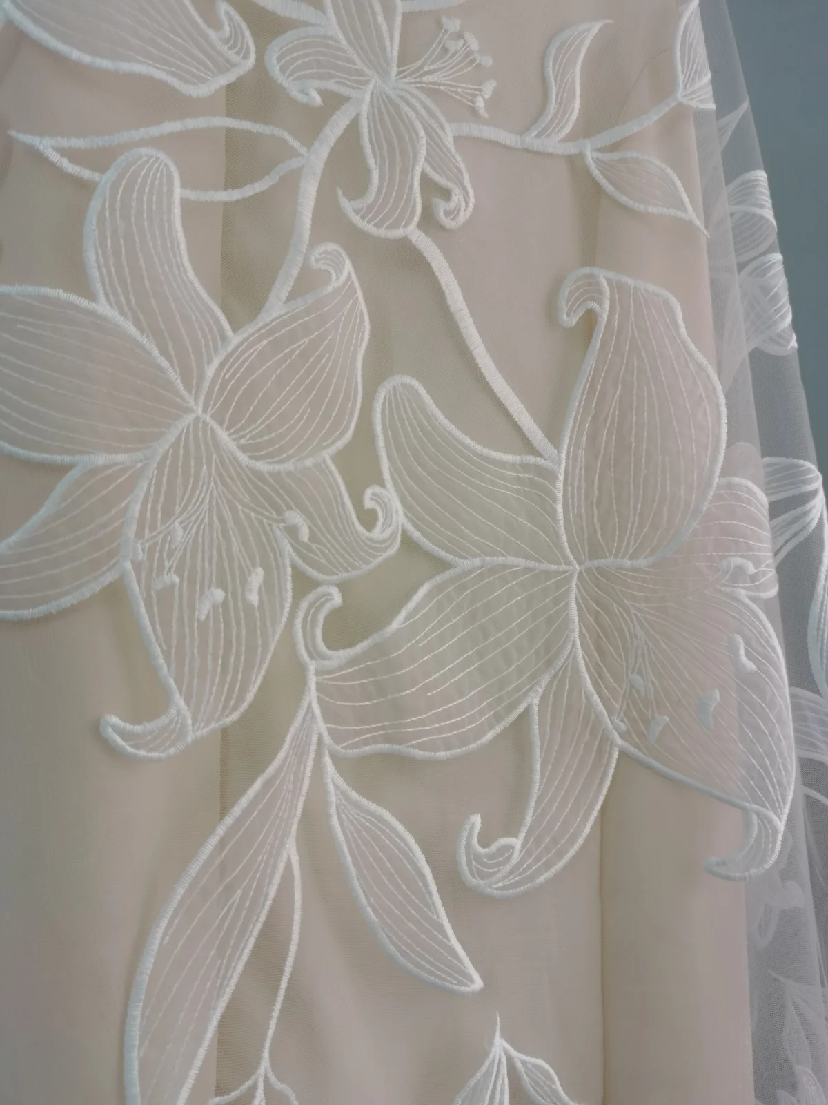 High Quality Embroidery Flower Lace Fabric Organza Laster Cutting Flower for Wedding Dress Fabric 2024 Sell by Yards