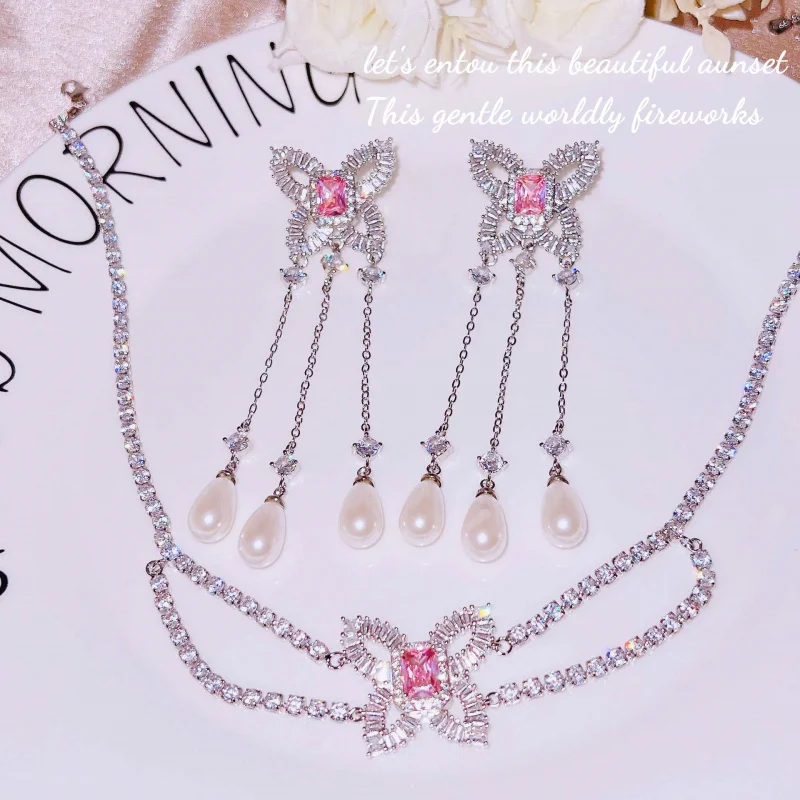 

Классический дизайн с звездами, сердечками и бабочками - изысканный набор серег и колье. Идеально подходит для женских вечеринок и свадеб.