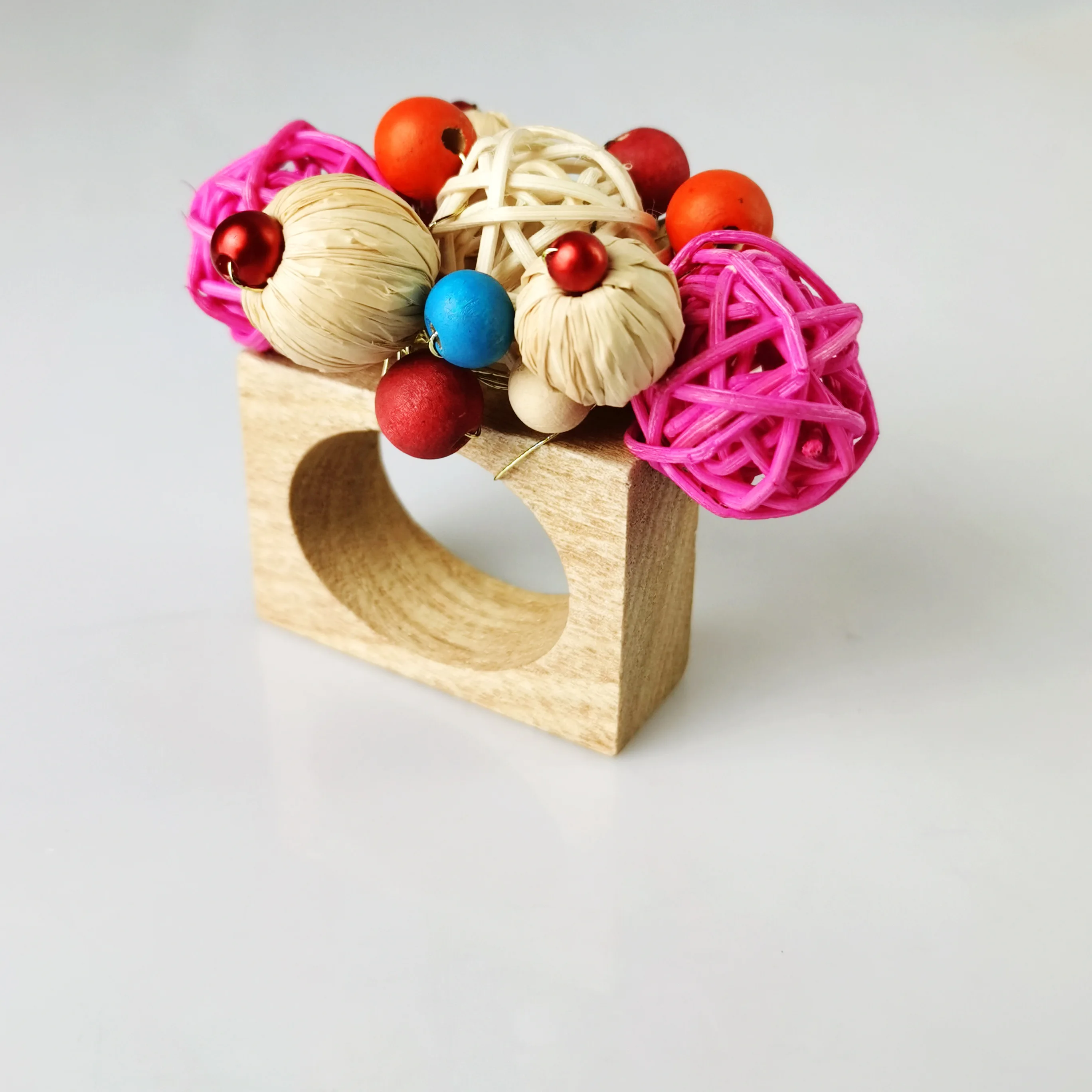 Free Shipping Colorful Knitted Balls Wood Napkin Ring For Holidays And Wedding Set Of 4 Pcs