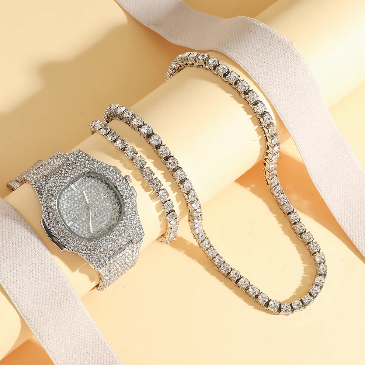 

Нет подарочной коробки; серебристо-серый женский кварцевый ремешок для часов с бриллиантами, комплект из трех предметов, подходит для праздничных подарков.