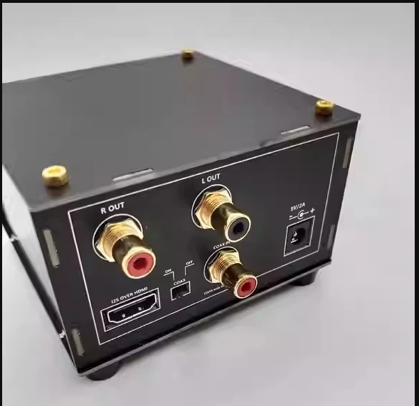 Разработан с декодирующим сердечником ES9039Q2M, стандартным и коаксиальным входом, выходом RCA